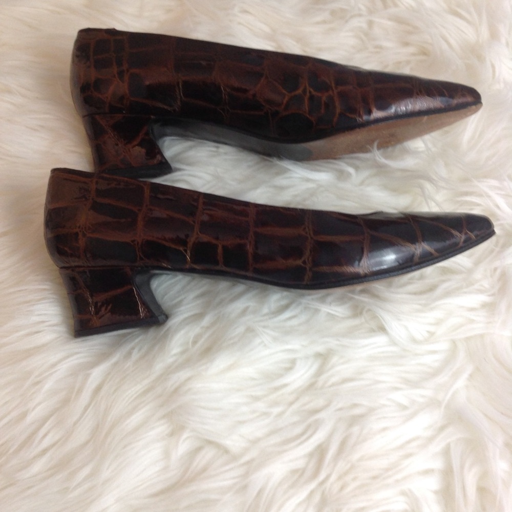 Stuart Weitzman Brown Low Heels, Size 7B - Picture 2 of 8